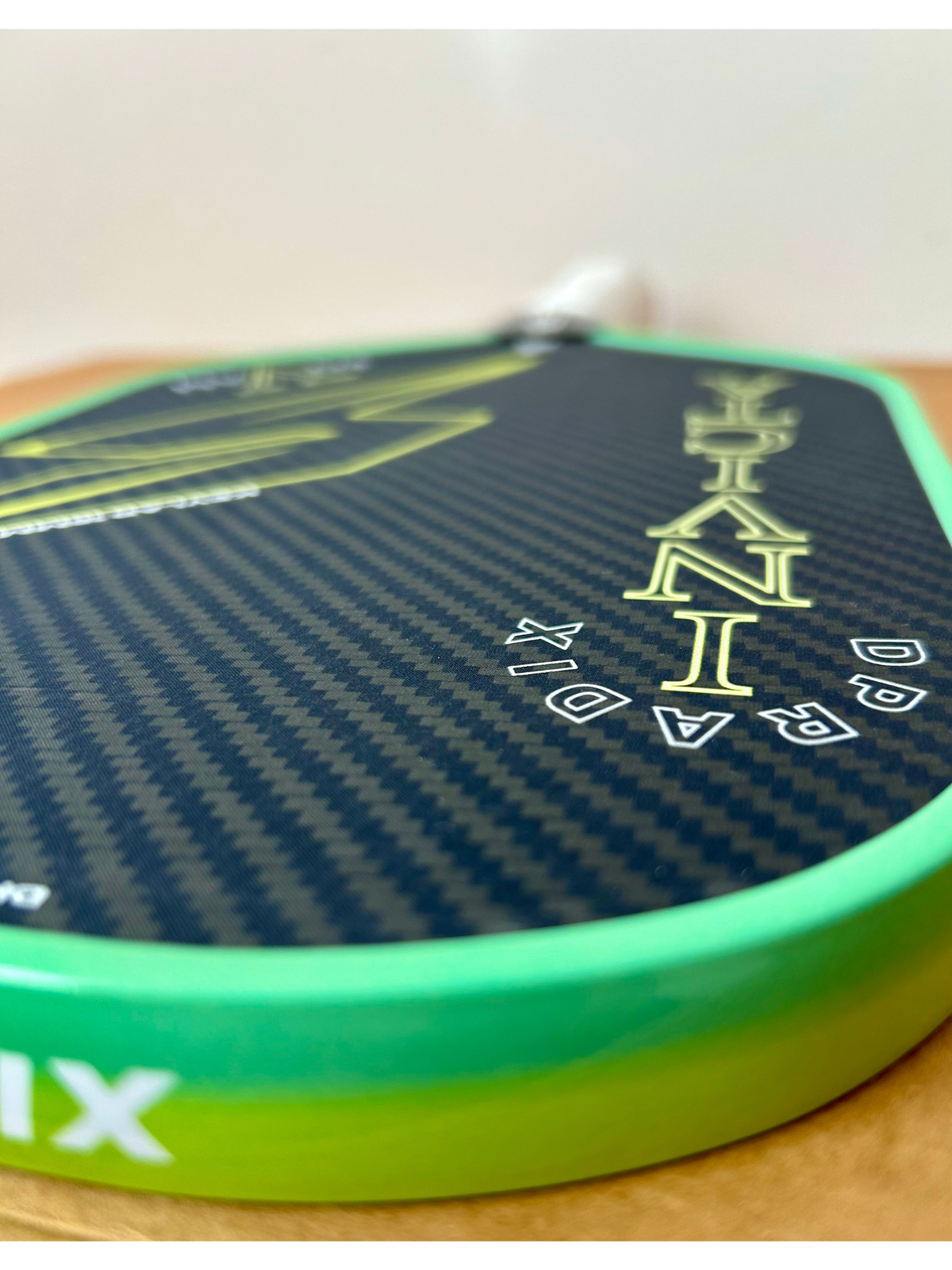 DPRADIX Invicta V, detalle de la textura y el borde verde