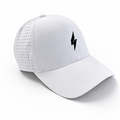 Gorra blanca perforada DPRADIX, vista frontal oblicua