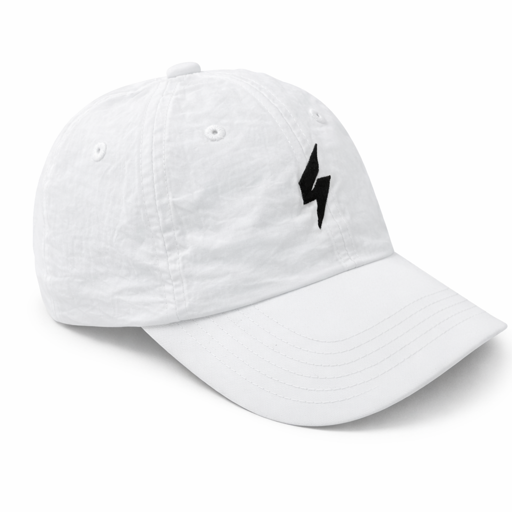 Gorra blanca clásica DPRADIX, vista frontal oblicua
