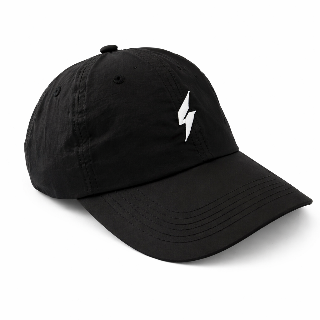 Gorra negra clásica DPRADIX, vista frontal oblicua