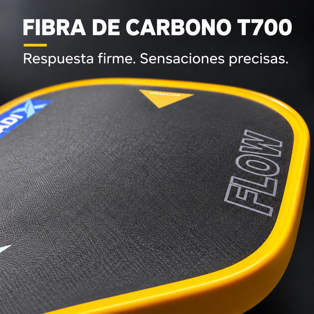 Detalle de la cara de carbono T700 y el borde amarillo de la pala de pickleball DPRADIX FLOW.